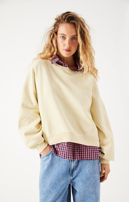 Lækker sweatshirt fra American Vintage i den flotte, lysegule farve Lemonade Vintage på model