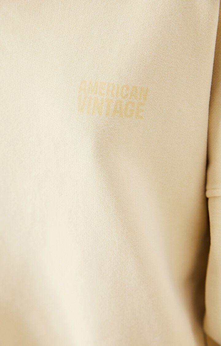 Lækker sweatshirt fra American Vintage i den flotte, lysegule farve Lemonade Vintage tæt på brystlogo