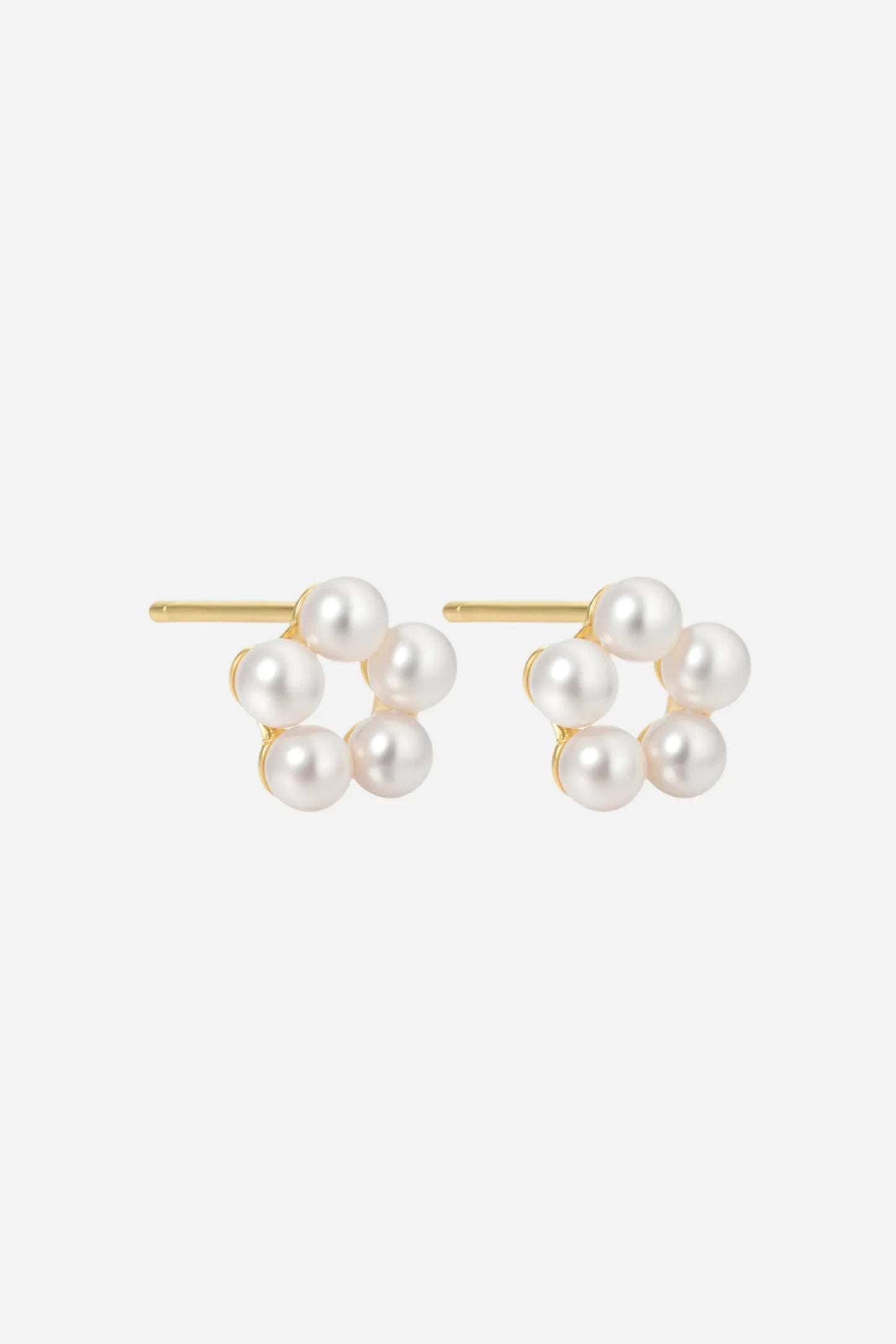 Ørering studs fra Andcopenhagen i 18 karat guldbelagt 925 sølv med perler, model Phine.