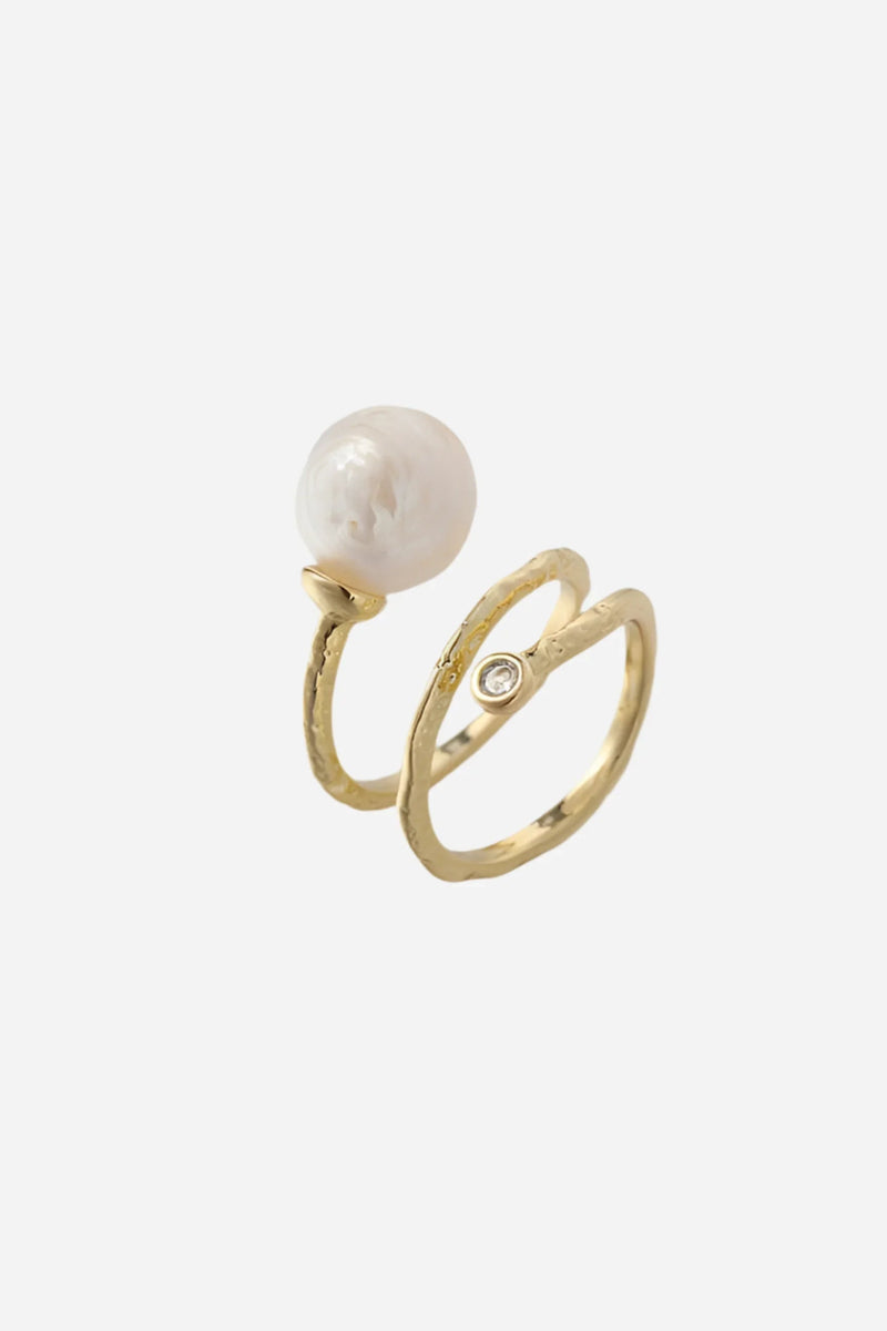 Ring med stor hvid perle og snoet guldbelagt bånd i 18 karat messing.