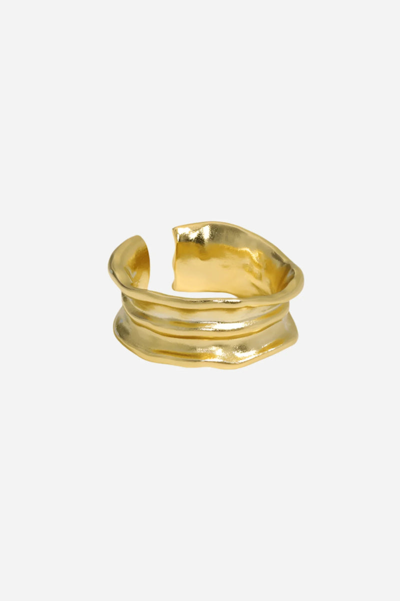 Skinnende, bølget guldring i organisk form, justerbar med åben design, guldbelagt sterlingsølv.