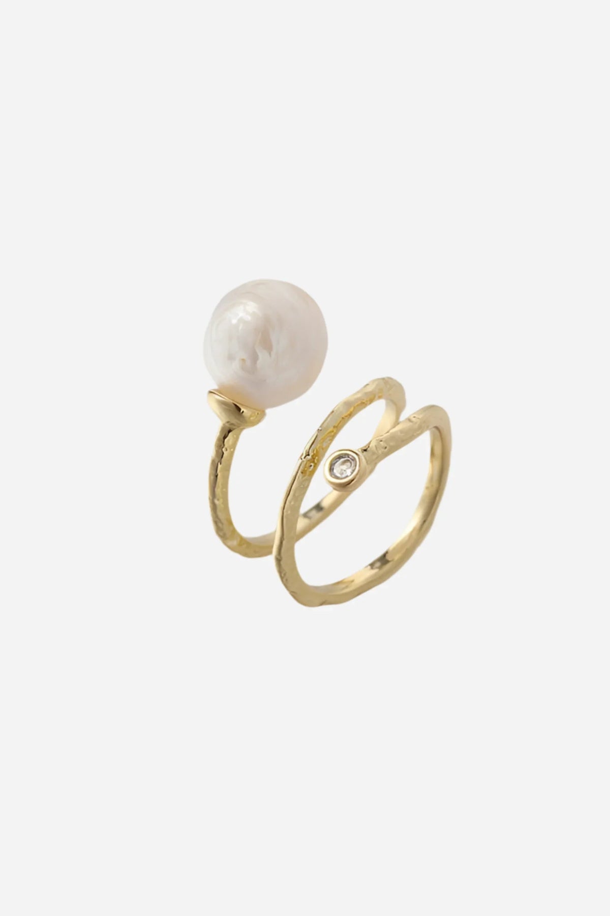 Ring med stor hvid perle og snoet guldbelagt bånd i 18 karat messing.