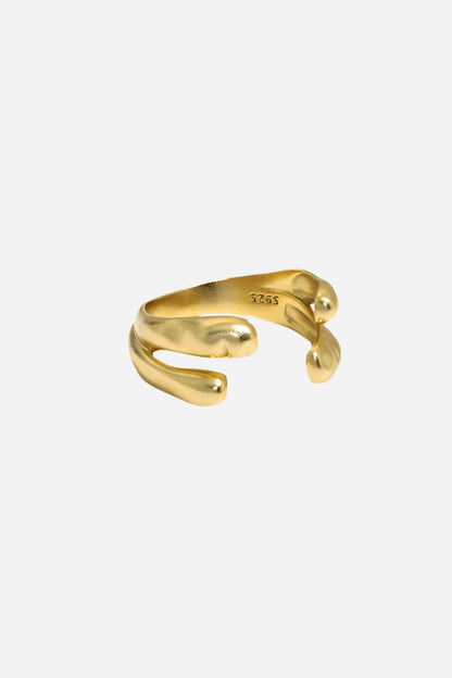 Åben ring i 18 karat guldbelagt 925 sterlingsølv med afrundede ender og moderne design.