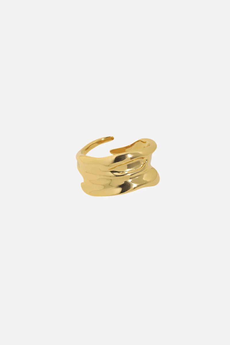 Ring med bølget design i 18 karat guldbelagt 925 sterlingsølv, glat og lysreflekterende.