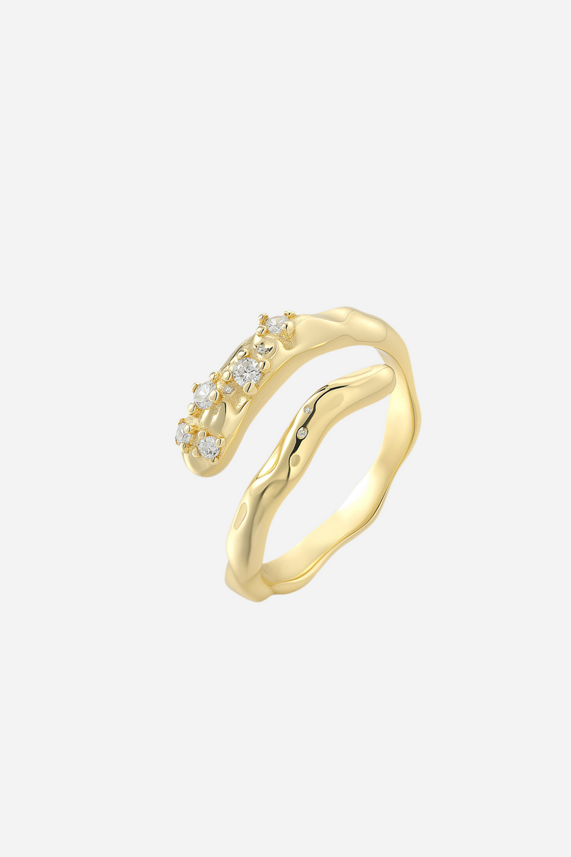 Elegant snoet ring i 18k guldbelagt sølv med skinnende overflade og glitrende detaljer.