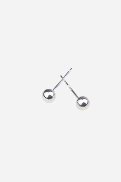 To enkle, runde øreringe i skinnende 925 sterlingsølv med minimalistisk design.