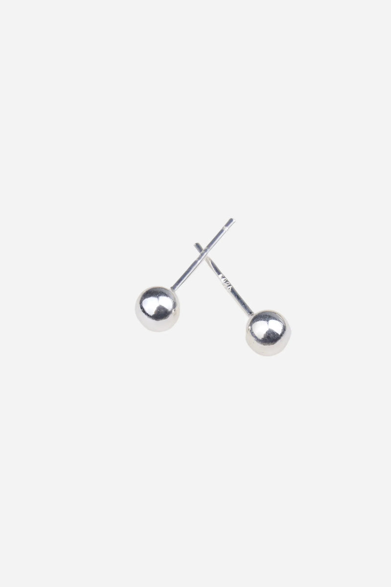 To enkle, runde øreringe i skinnende 925 sterlingsølv med minimalistisk design.
