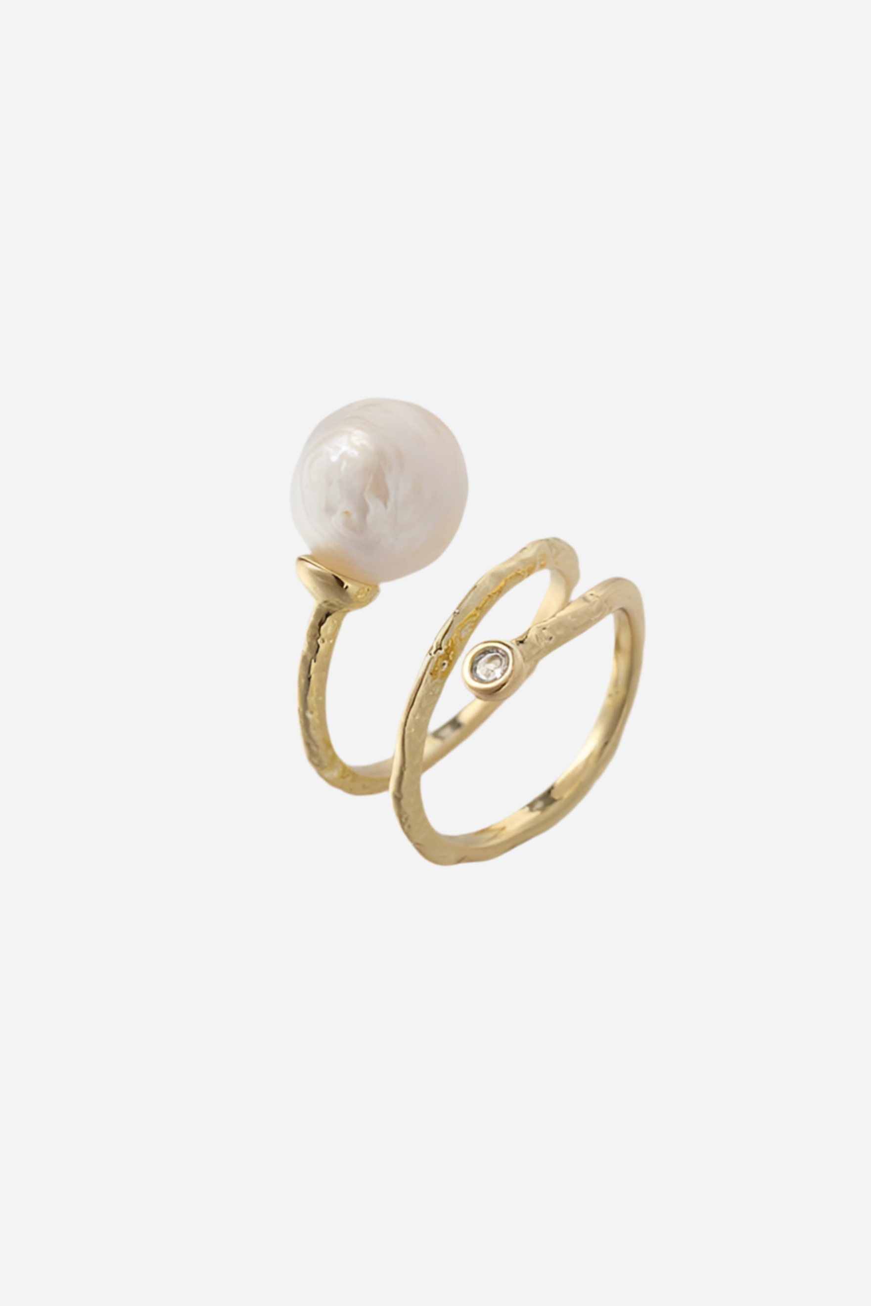 Ring med stor hvid perle og snoet guldbelagt bånd i 18 karat messing.