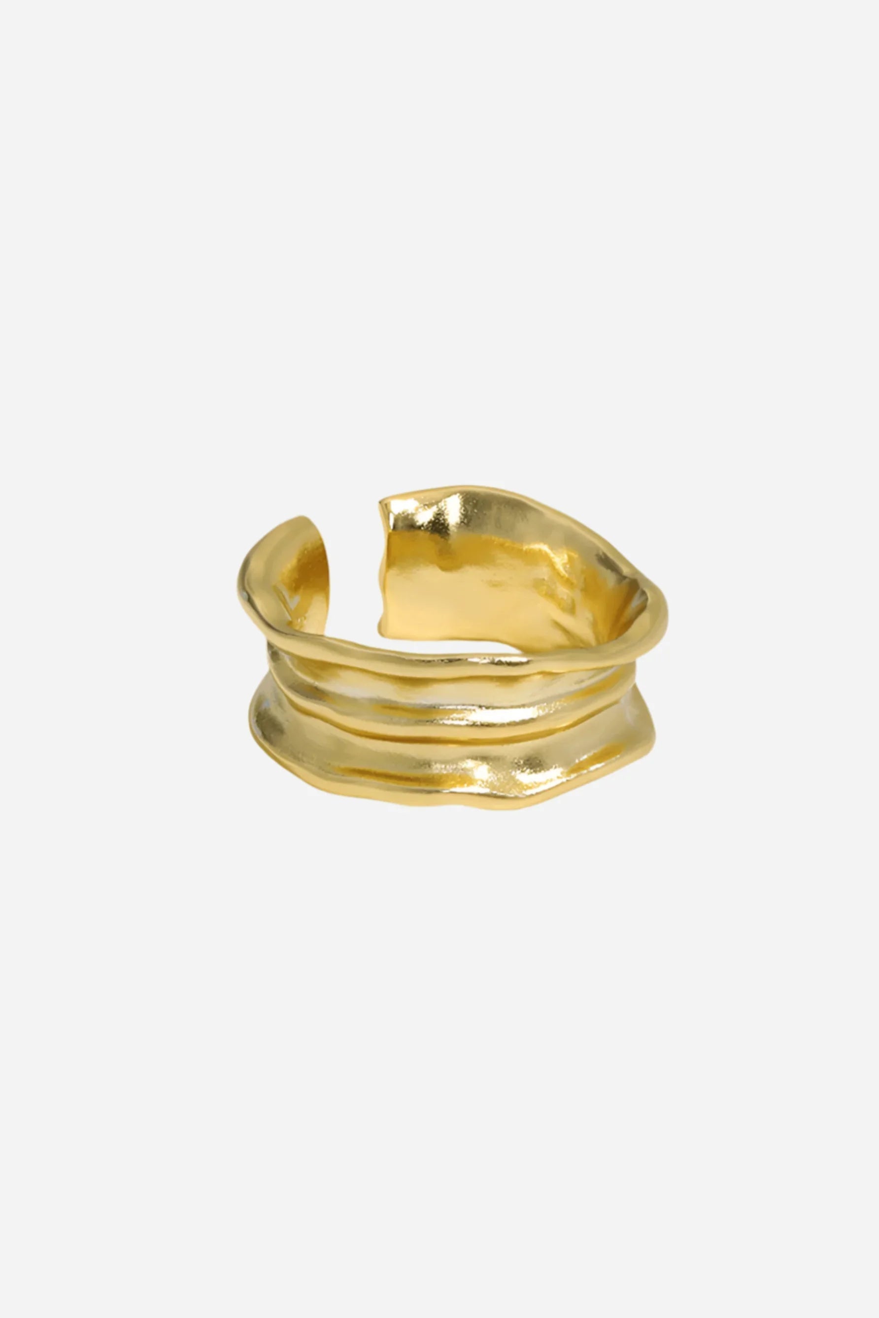 Skinnende, bølget guldring i organisk form, justerbar med åben design, guldbelagt sterlingsølv.