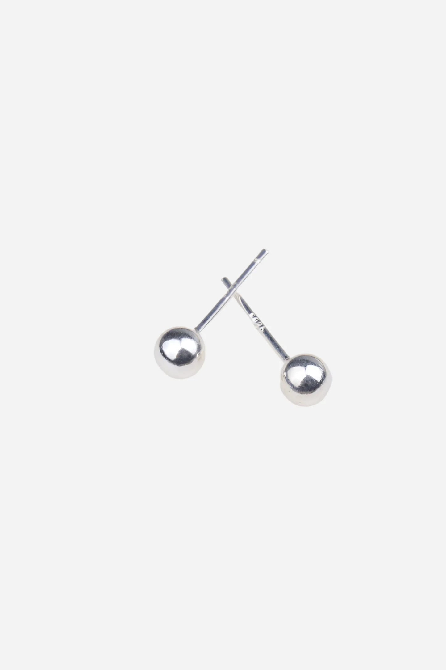To enkle, runde øreringe i skinnende 925 sterlingsølv med minimalistisk design.