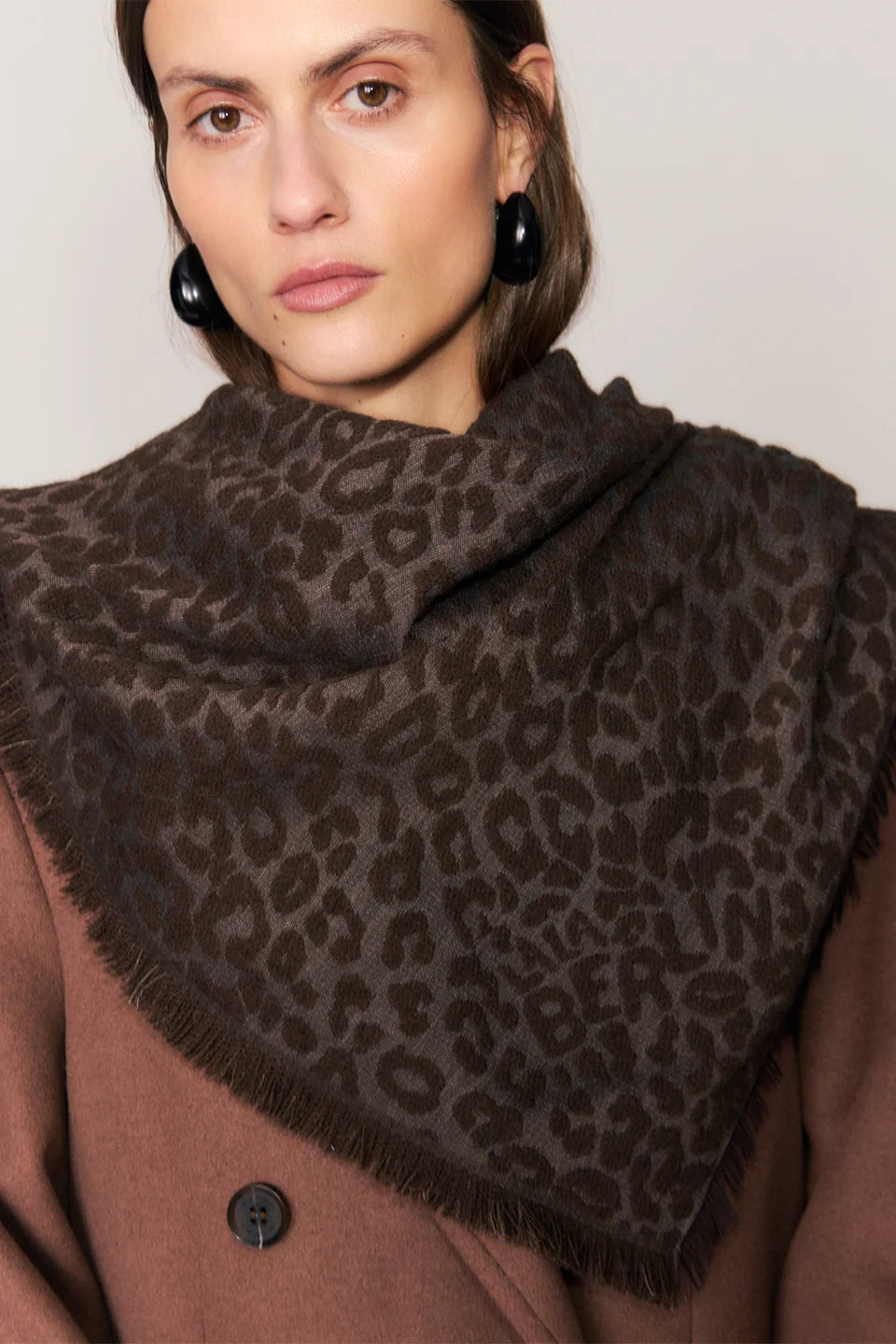 Lala Berlin - Uld Halstørklæde - Leo Jaquard Taupe Brown - Triangle 3