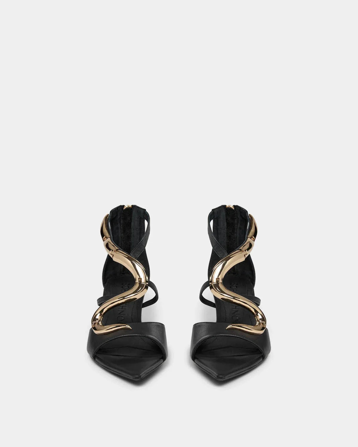 Elegant sort stilet fra Sofie Schnoor Merle forfra