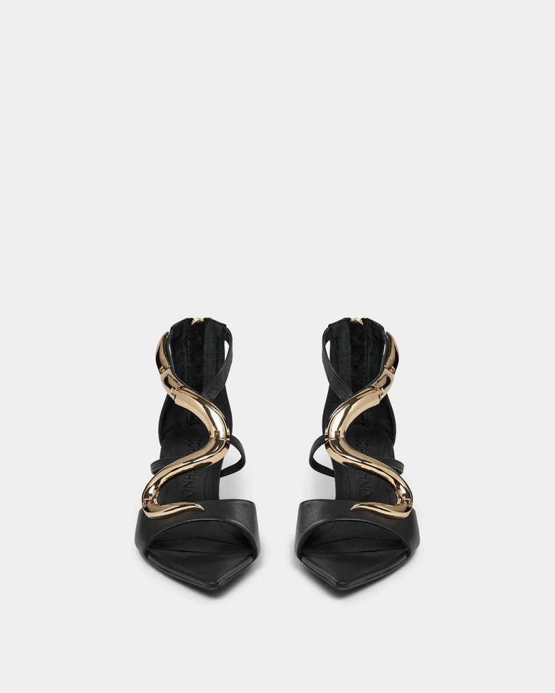 Elegant sort stilet fra Sofie Schnoor Merle forfra