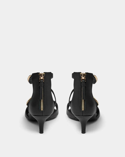 Elegant sort stilet fra Sofie Schnoor Merle bagfra
