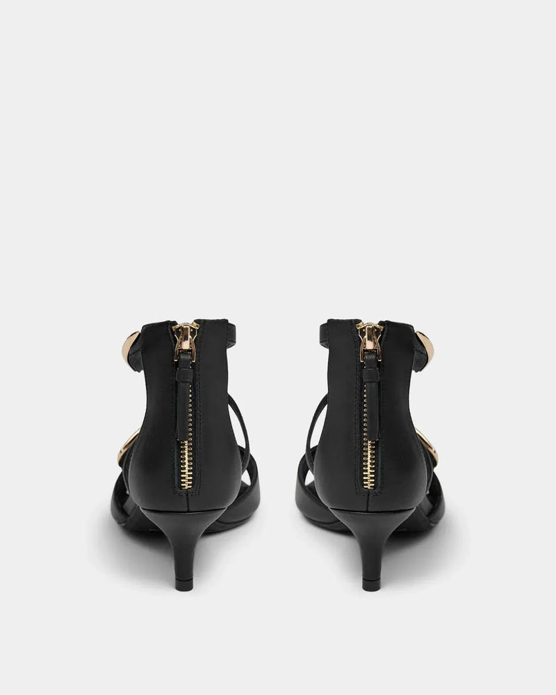 Elegant sort stilet fra Sofie Schnoor Merle bagfra
