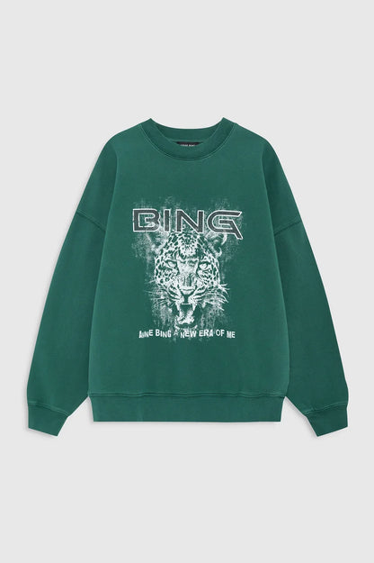 Miles Leo Muse sweatshirt fra Anine Bing er en cool og afslappet sweatshirt i en dyb mørkegrøn nuance