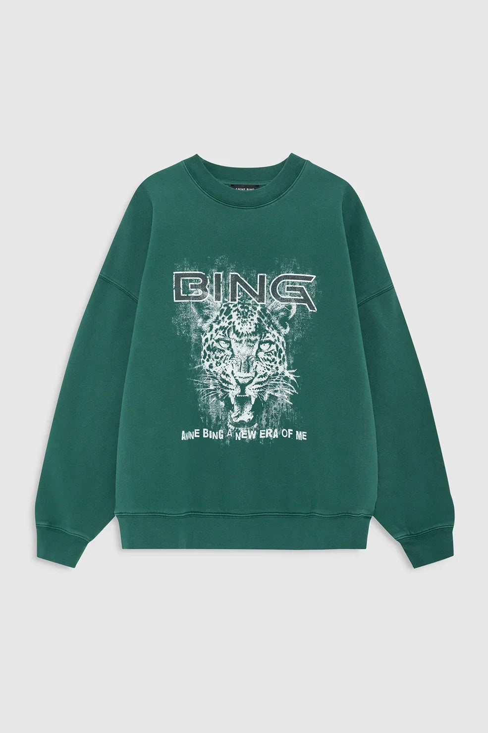 Miles Leo Muse sweatshirt fra Anine Bing er en cool og afslappet sweatshirt i en dyb mørkegrøn nuance
