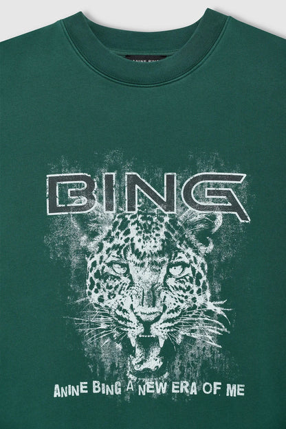 Miles Leo Muse sweatshirt fra Anine Bing er en cool og afslappet sweatshirt i en dyb mørkegrøn nuance