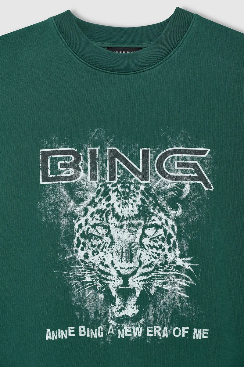 Miles Leo Muse sweatshirt fra Anine Bing er en cool og afslappet sweatshirt i en dyb mørkegrøn nuance