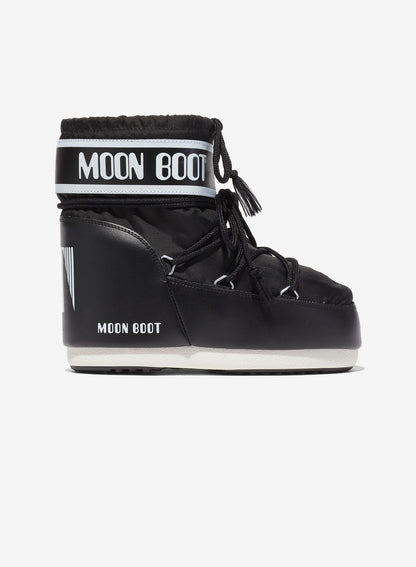 Sort Moon Boot med logo, criss-cross snøring og flade, robuste såler. Mid-calf højde og nylonmateriale.