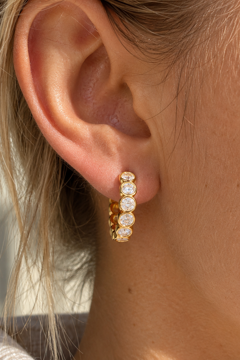 Baldwin Earrings fra Nine Jewelry er elegante hoops med et eksklusivt og feminint udtryk