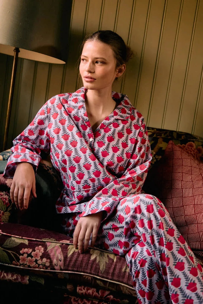 Nuit Pyjamas Set fra Sissel Edelbo er et smukt pyjamassæt på kvinde