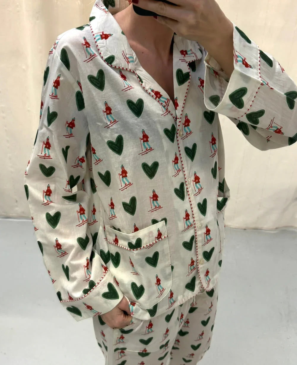 Nuit Pyjamas Set fra Sissel Edelbo er et charmerende pyjamassæt tæt på