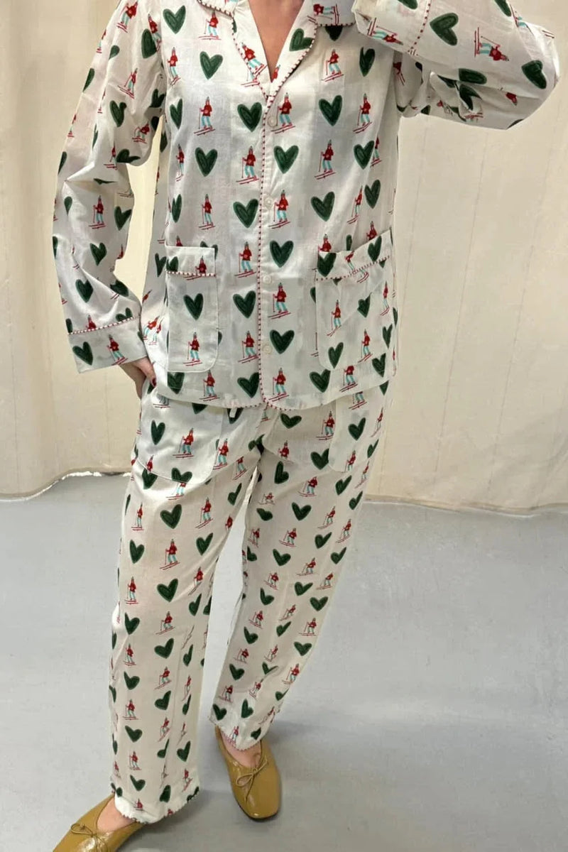 Nuit Pyjamas Set fra Sissel Edelbo er et charmerende pyjamassæt på kvinde