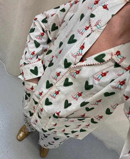 Nuit Pyjamas Set fra Sissel Edelbo er et charmerende pyjamassæt oppefra på kvinde