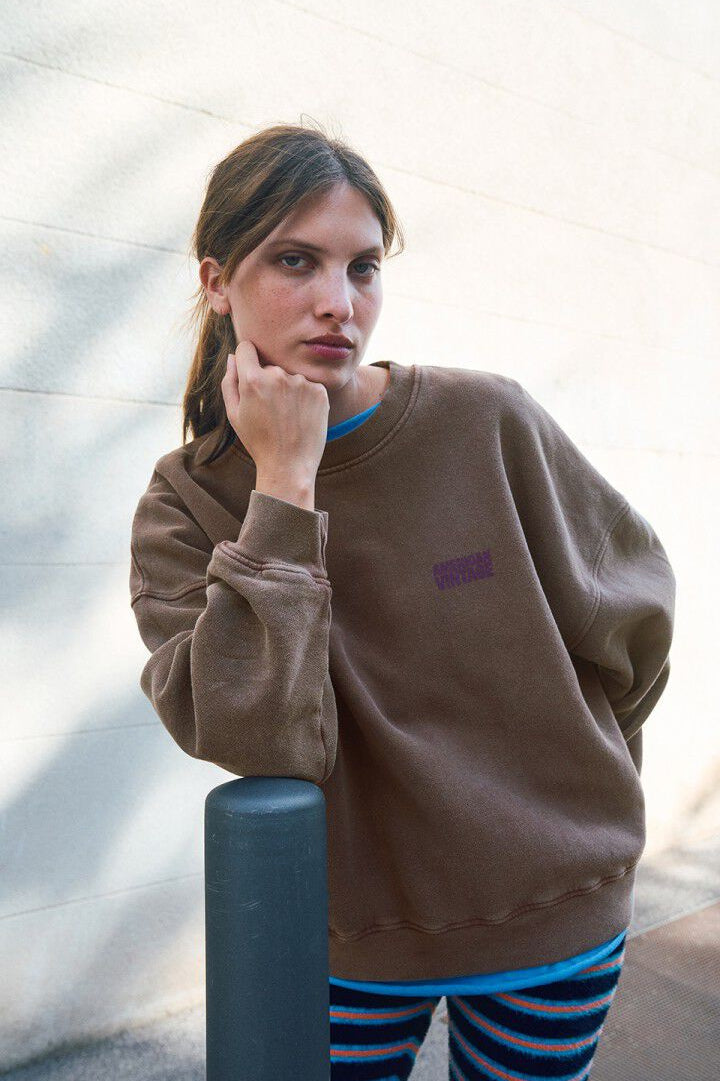 Plizzy er en afslappet sweatshirt fra American Vintage på mørkhåret kvinde