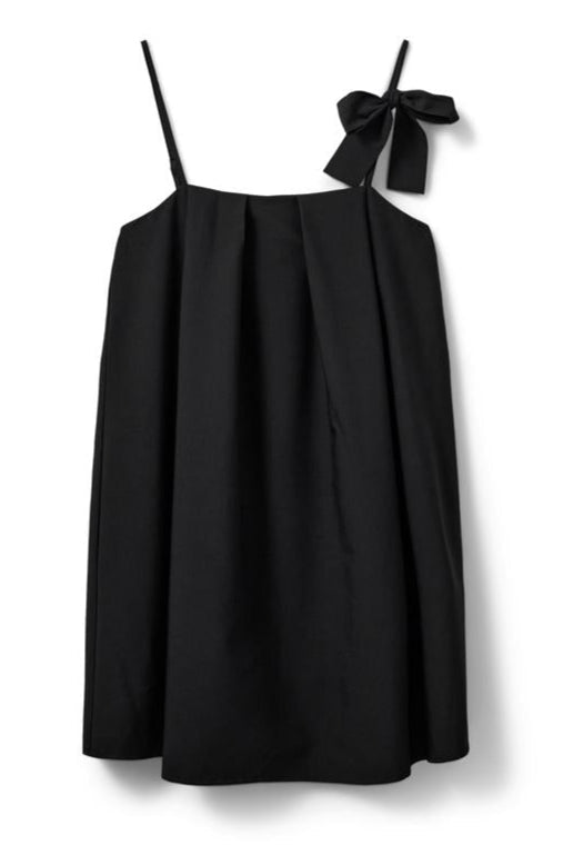 Sort kjole med tynde stropper og en sløjfe på den ene strop, Sofie Schnoor-stil.