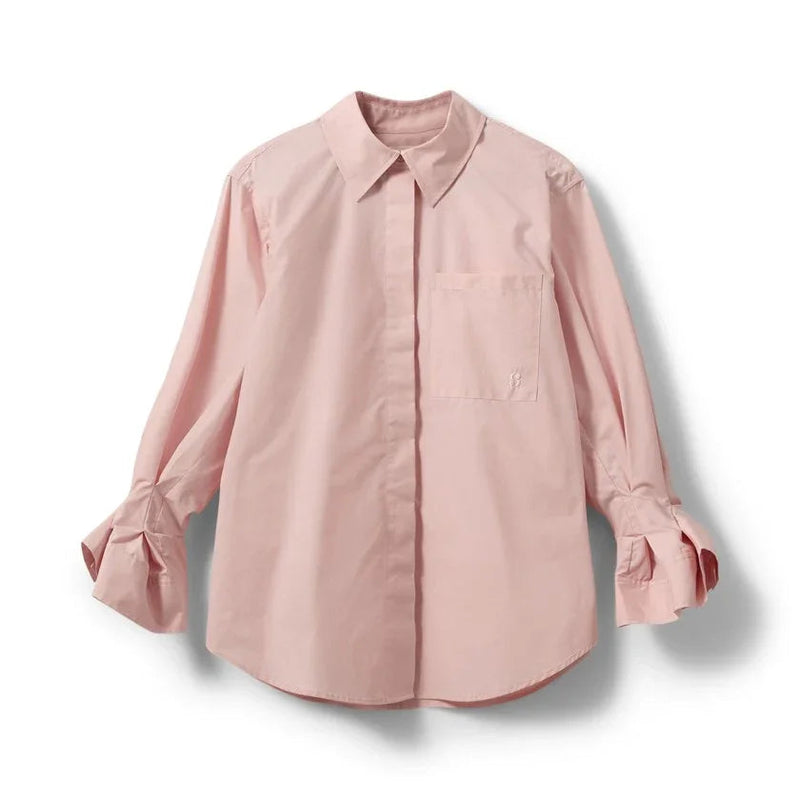 Lys pink skjorte med klassisk krave, brystlomme venstre side, rynkede manchetter.