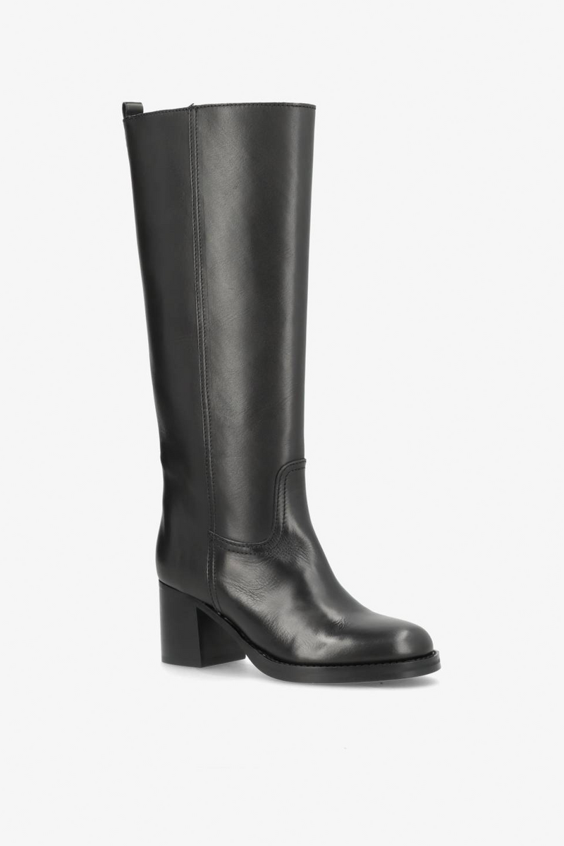 Sadie fra Phenumb Copenhagen er en elegant, knæhøj støvle i sort læder