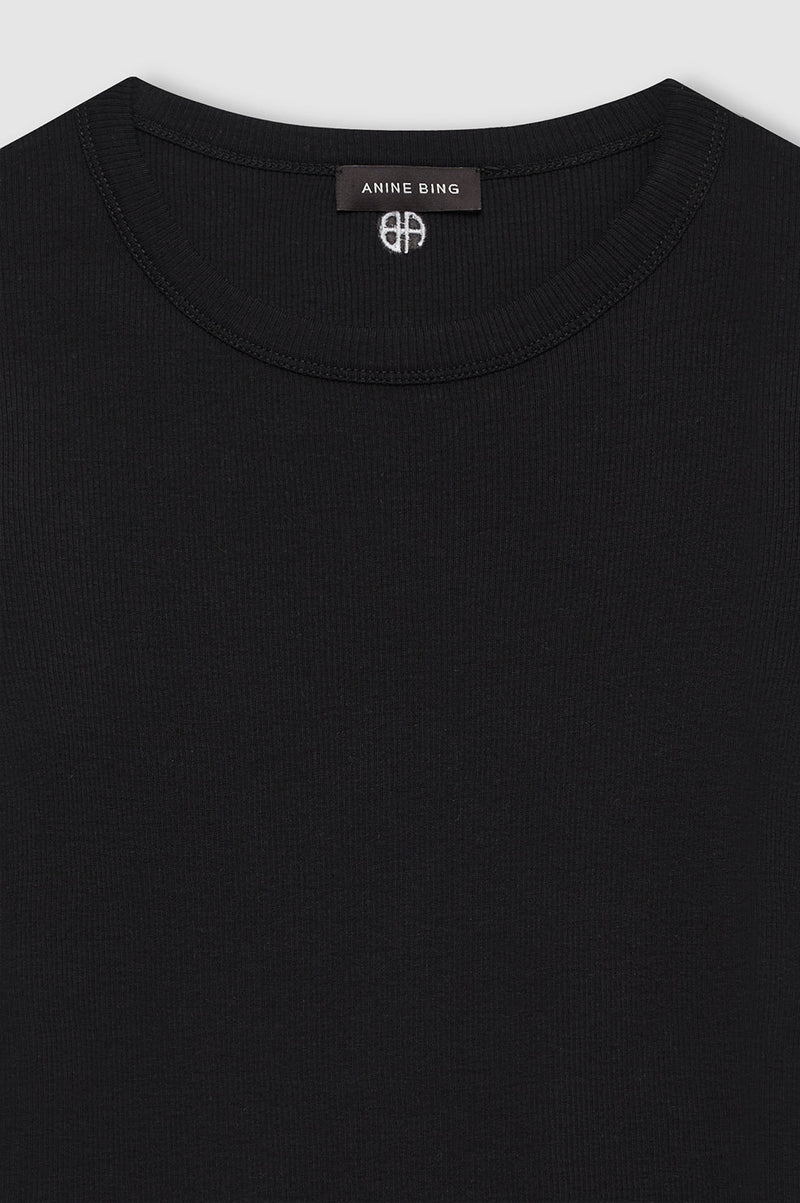 Sixtine Tee Short Sleeve fra ANINE BING er en klassisk sort T-shirt