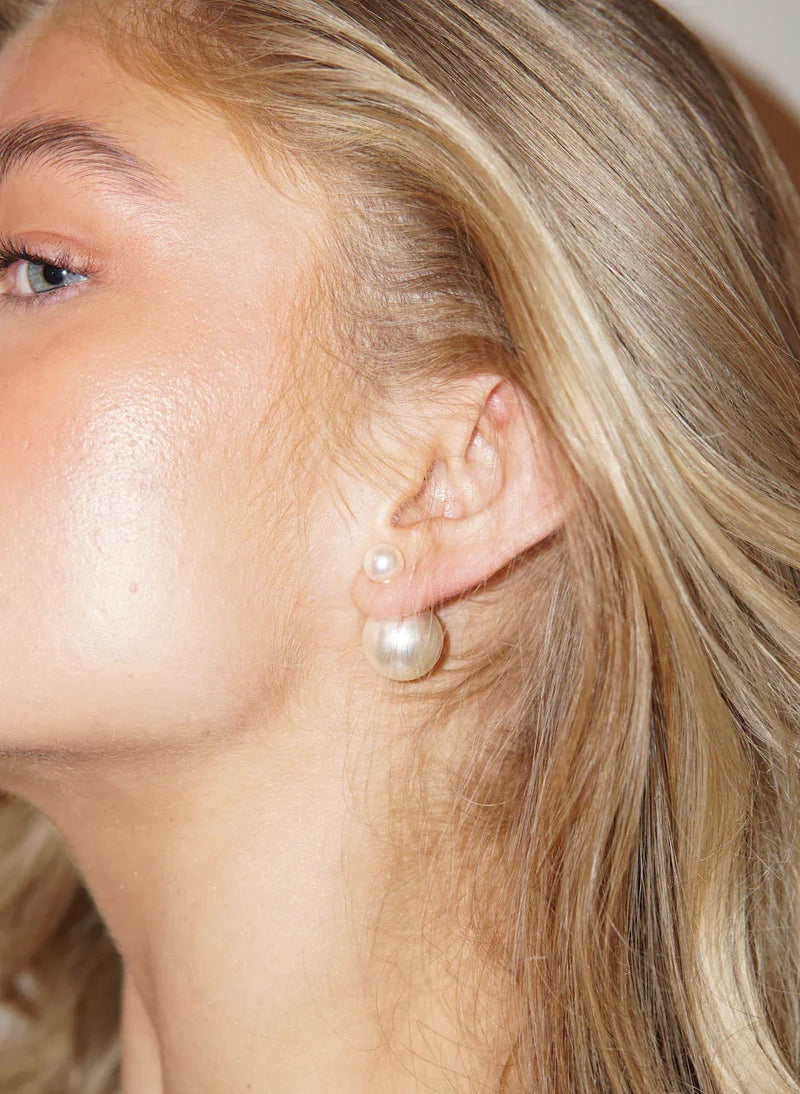 Kvinde bærer Andcopenhagen Jewelry - Sophie double pearl øreringe med to perler på øret.