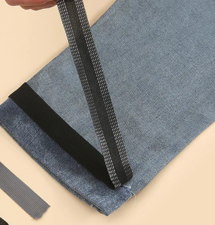 Sort oplægningsbånd fra Andcopenhagen Basics, 2m, vises påsyet nederst på bukseben af denim.