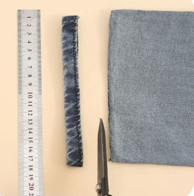 Sort oplægningsbånd fra Andcopenhagen Basics på 2 meter vises sammen med lineal og saks.