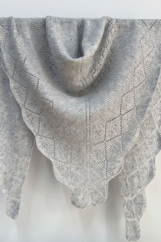 Andcopenhagen - Cashmeretøklæde - Triangle trinity stor 100% Cashmere - Grey - Stilkompagniet.dk