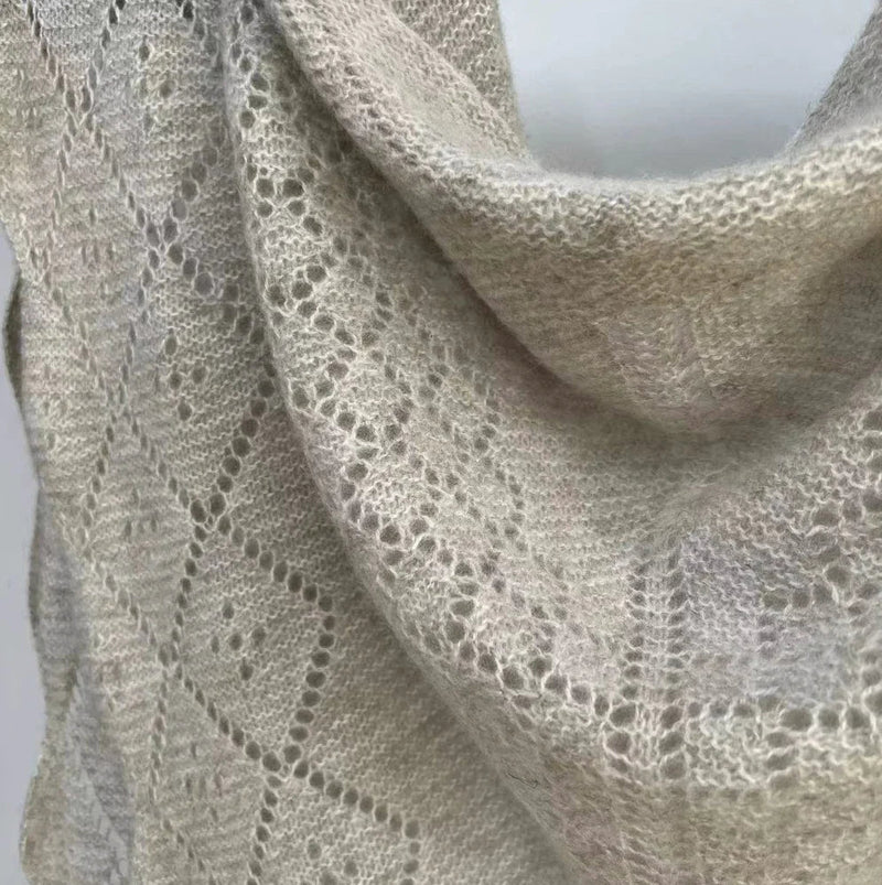 Lysebeige cashmeretørklæde i trekantet form med fint hulmønster, fra Andcopenhagen Basics.