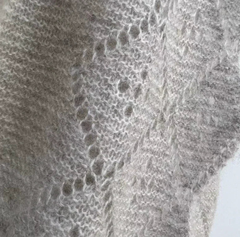 Nærbillede af gråt Andcopenhagen Basics cashmeretørklæde i trekantet Trinity-design, 100% cashmere.
