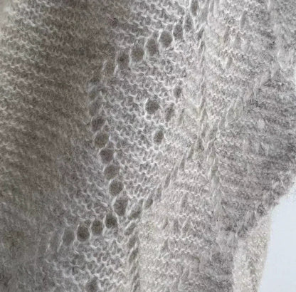 Nærbillede af gråt Andcopenhagen Basics cashmeretørklæde i trekantet Trinity-design, 100% cashmere.