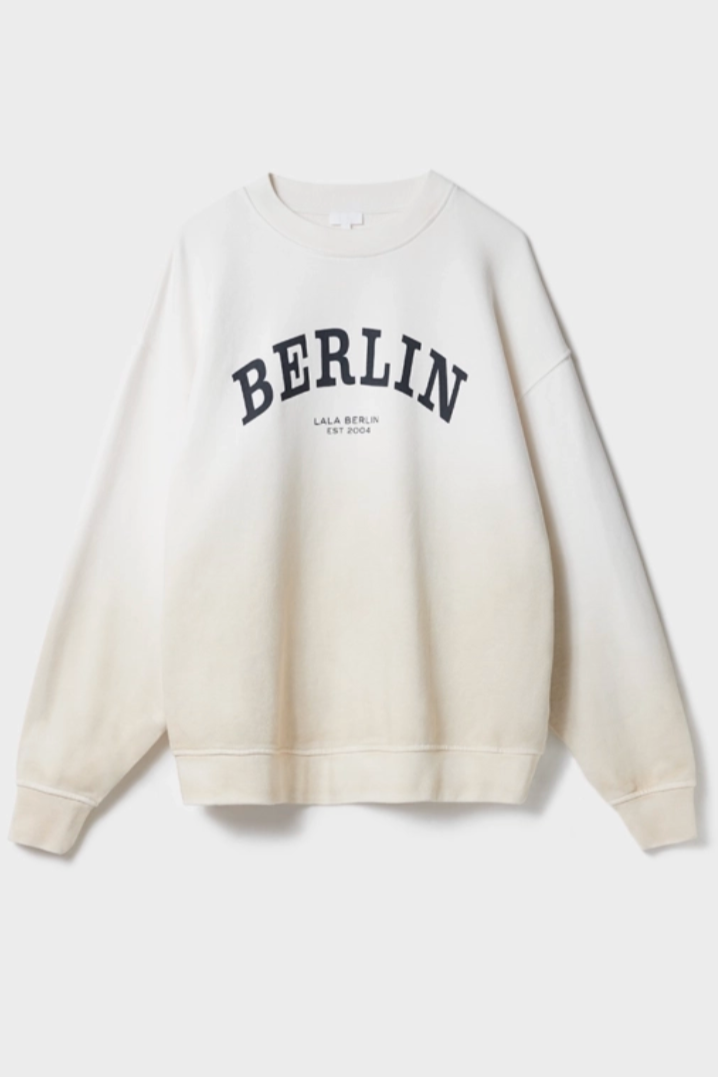 Cremefarvet sweatshirt med "BERLIN" i sort og "LALA BERLIN EST 2004" nedenunder. Løs pasform.