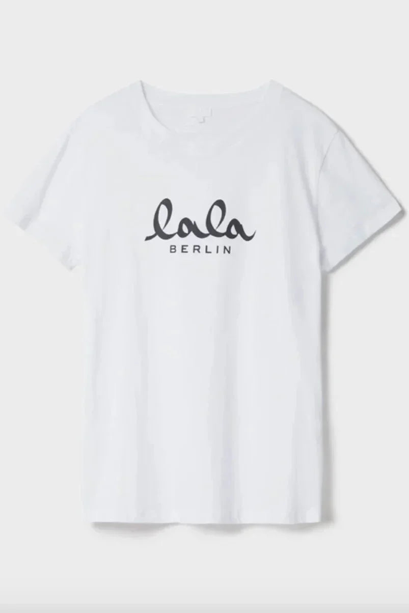 Hvid T-shirt med rund hals og korte ærmer. "Lala Berlin" logo i sort skrift på forsiden.