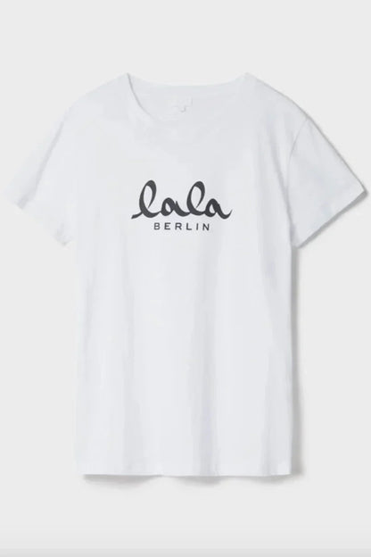 Hvid T-shirt med rund hals og korte ærmer. "Lala Berlin" logo i sort skrift på forsiden.