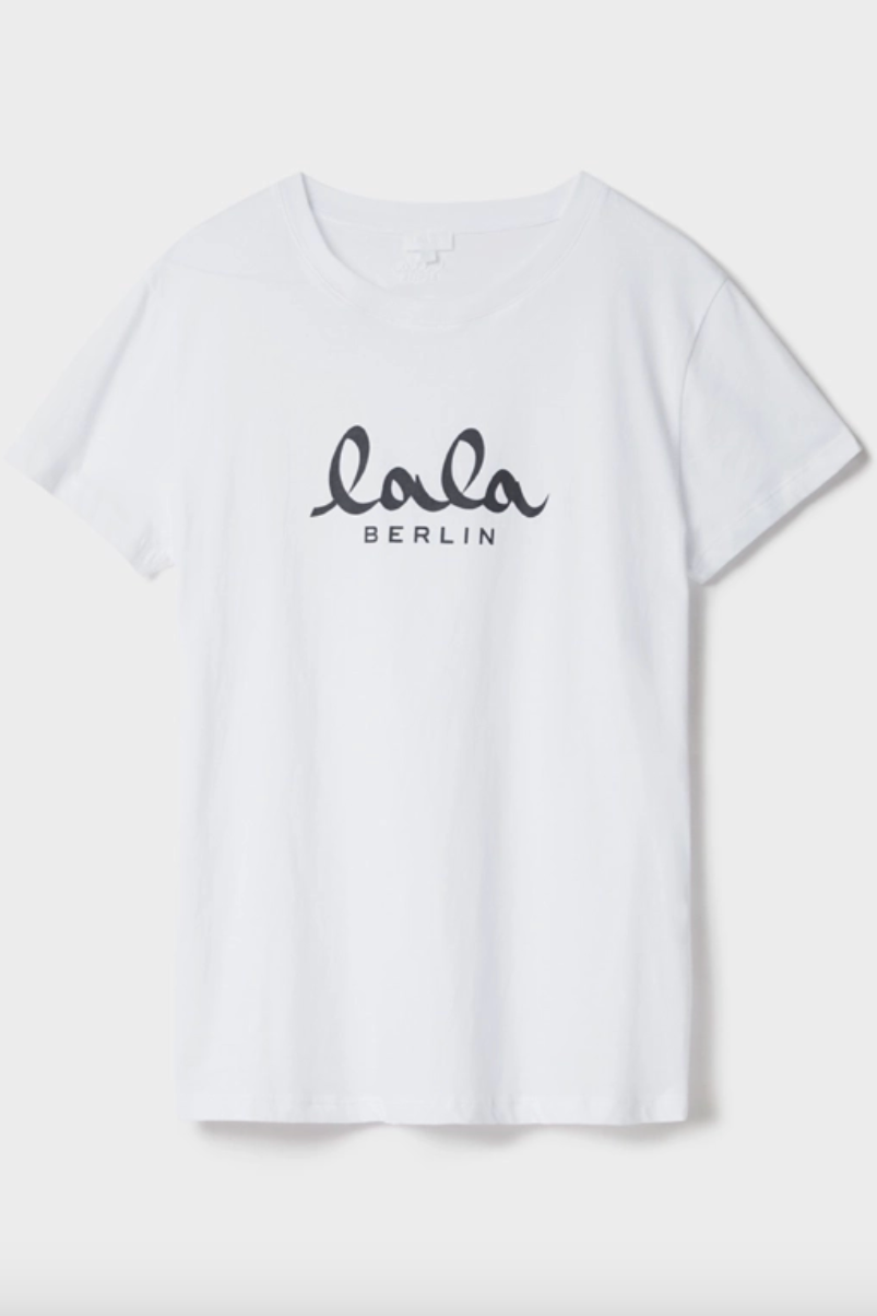 Hvid T-shirt med rund hals og korte ærmer. "Lala Berlin" logo i sort skrift på forsiden.