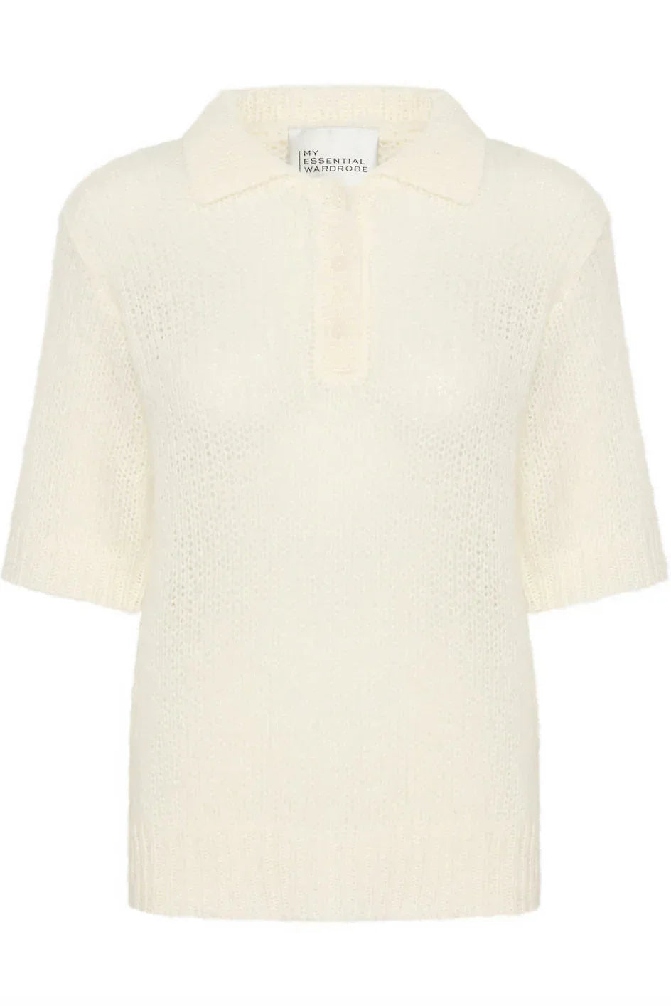 Hvid strikket polo med korte ærmer, krave og knaplukning.