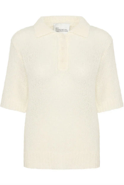 Hvid strikket polo med korte ærmer, krave og knaplukning.