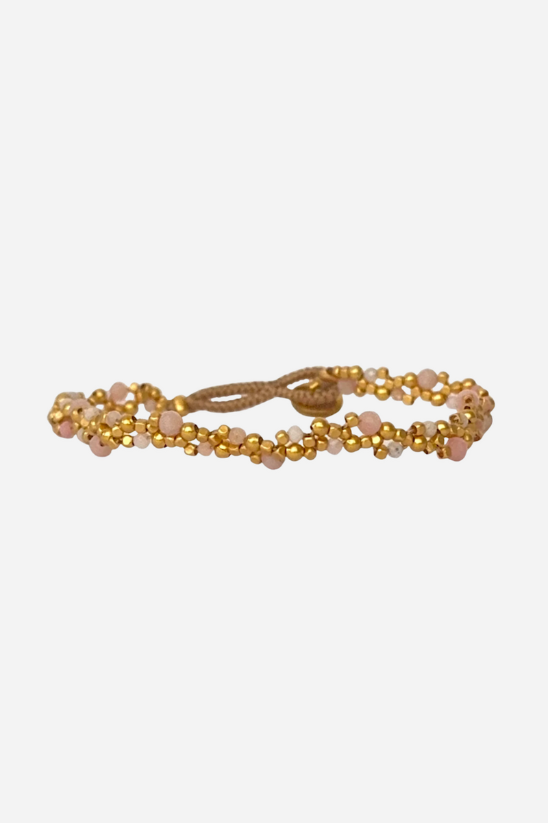 Elegant armbånd med flettet design, guldfarvede og lyserøde perler, synlig lukning i enden.