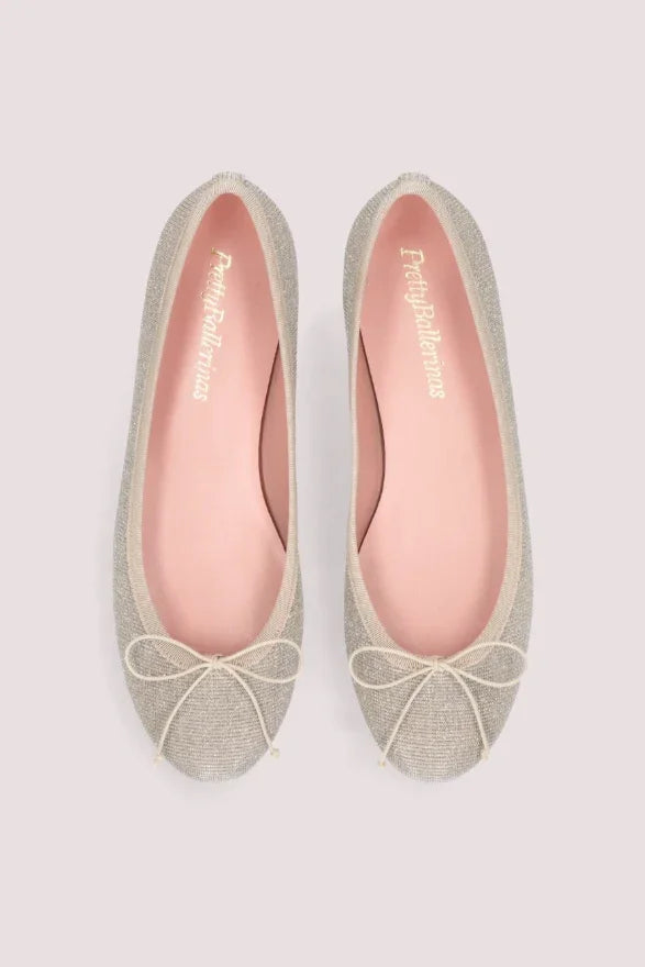Glitrende ballerinaer i champagne/sølv med sløjfe. Lyserød indersål med Pretty Ballerinas logo.