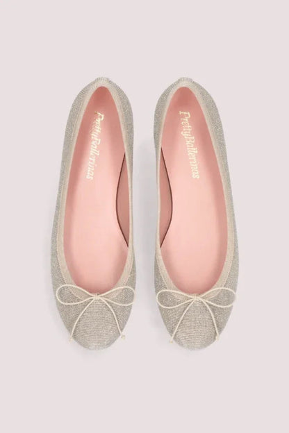 Glitrende ballerinaer i champagne/sølv med sløjfe. Lyserød indersål med Pretty Ballerinas logo.